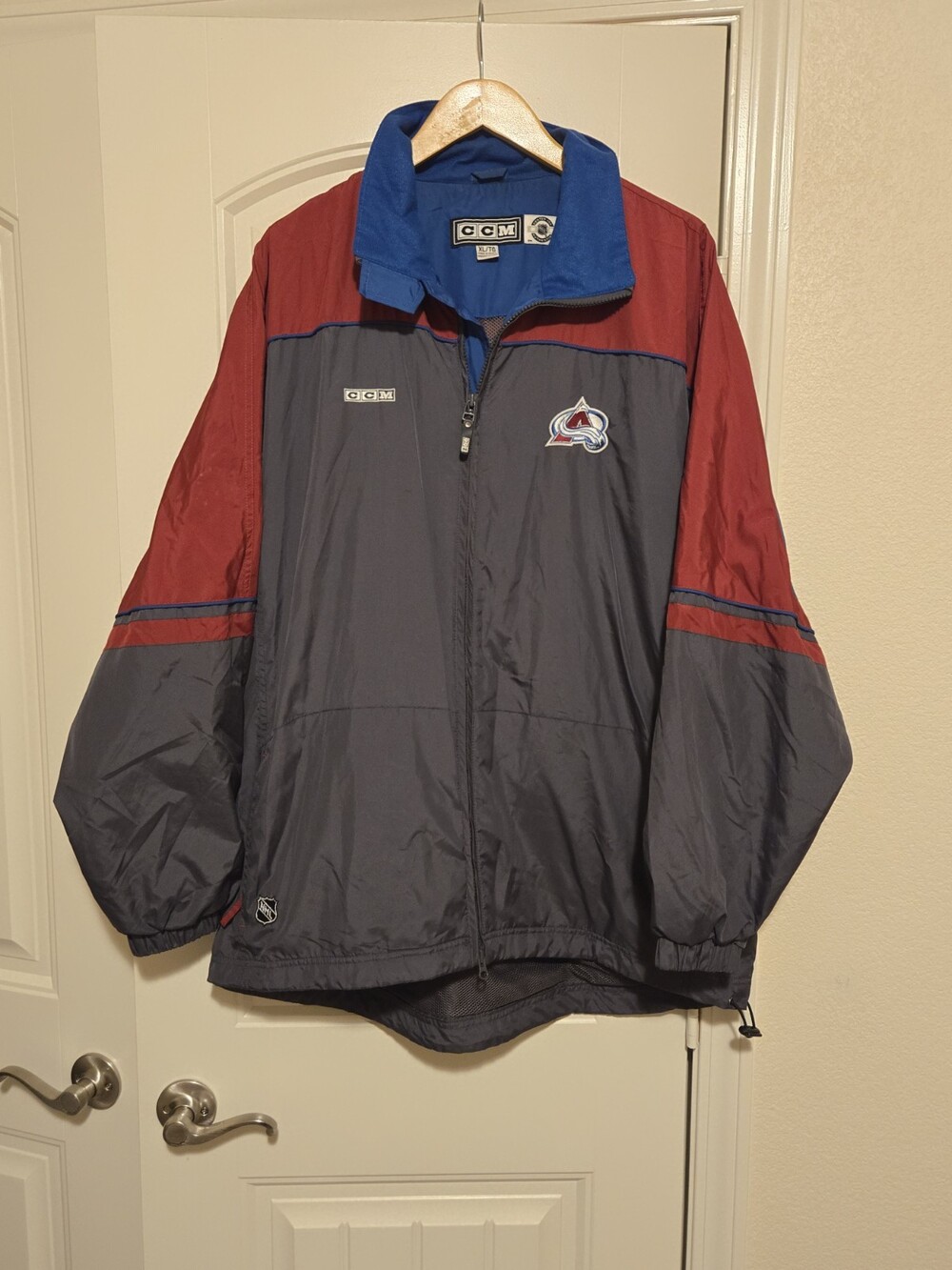 Vintage NHL Colorado Avalanche Full-Zip Jacket CCM Size XL Roy Sakic - Picture 1 of 5